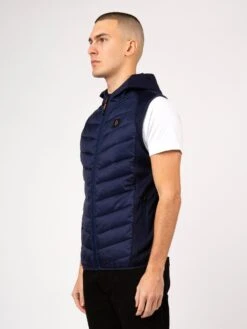 PRINT MASTER 2 HOODED GILET -Luke M560736 NAVY 02 26b9ae4b 62bb 412b 8f69 8f7a0ab18aea