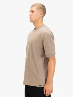 WHO WEARS THE RELAXED FIT T-SHIRT -Luke M650110 HARDNUT 2 9cace6cb 4a20 4053 ad76 0ec35e0613c3